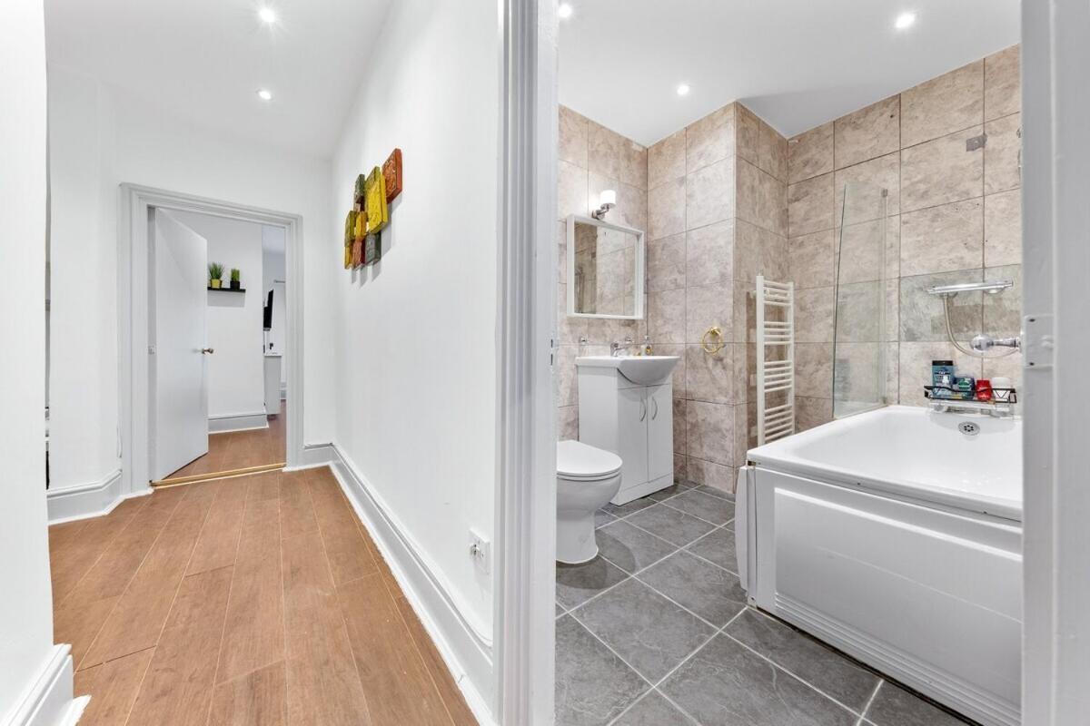 Luxury 2 Bedroom Balcony Kensington Flat For 6 Near Harrods & Next To Station! Apartamento