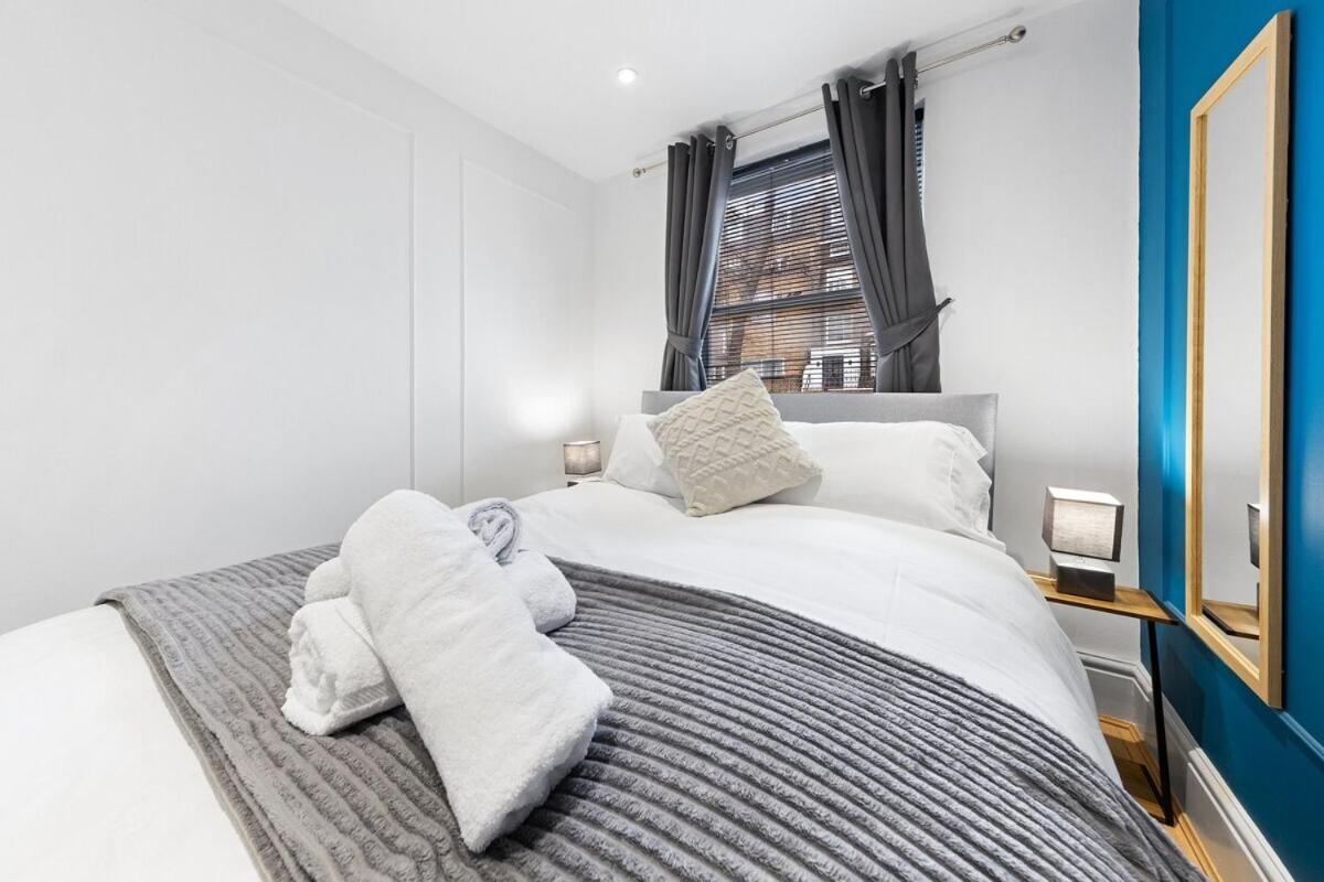 Luxury 2 Bedroom Balcony Kensington Flat For 6 Near Harrods & Next To Station! Apartamento *