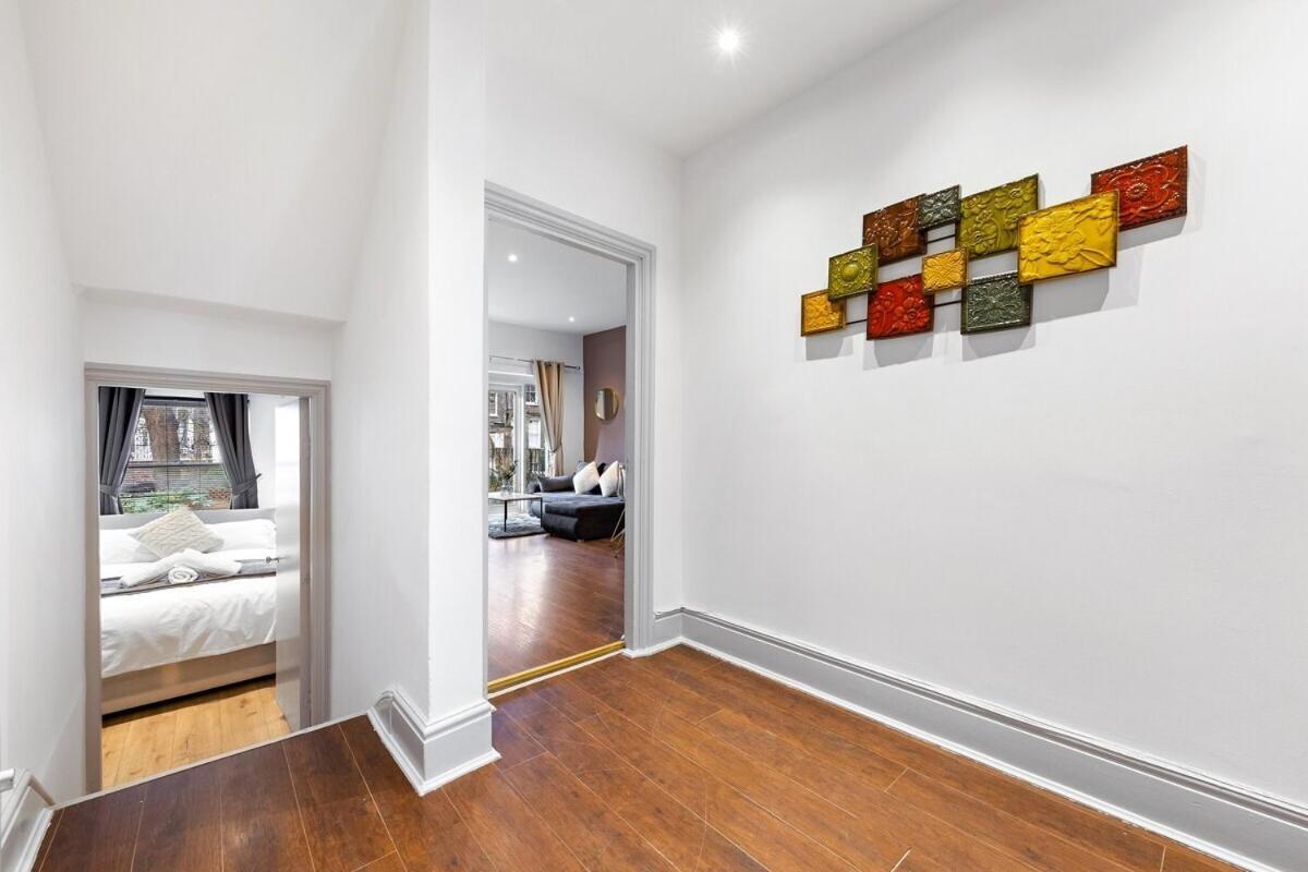 Apartamento Luxury 2 Bedroom Balcony Kensington Flat For 6 Near Harrods & Next To Station! Londres