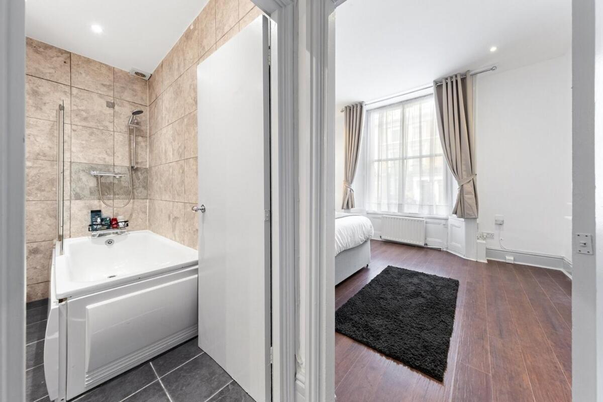 Luxury 2 Bedroom Balcony Kensington Flat For 6 Near Harrods & Next To Station! Apartamento