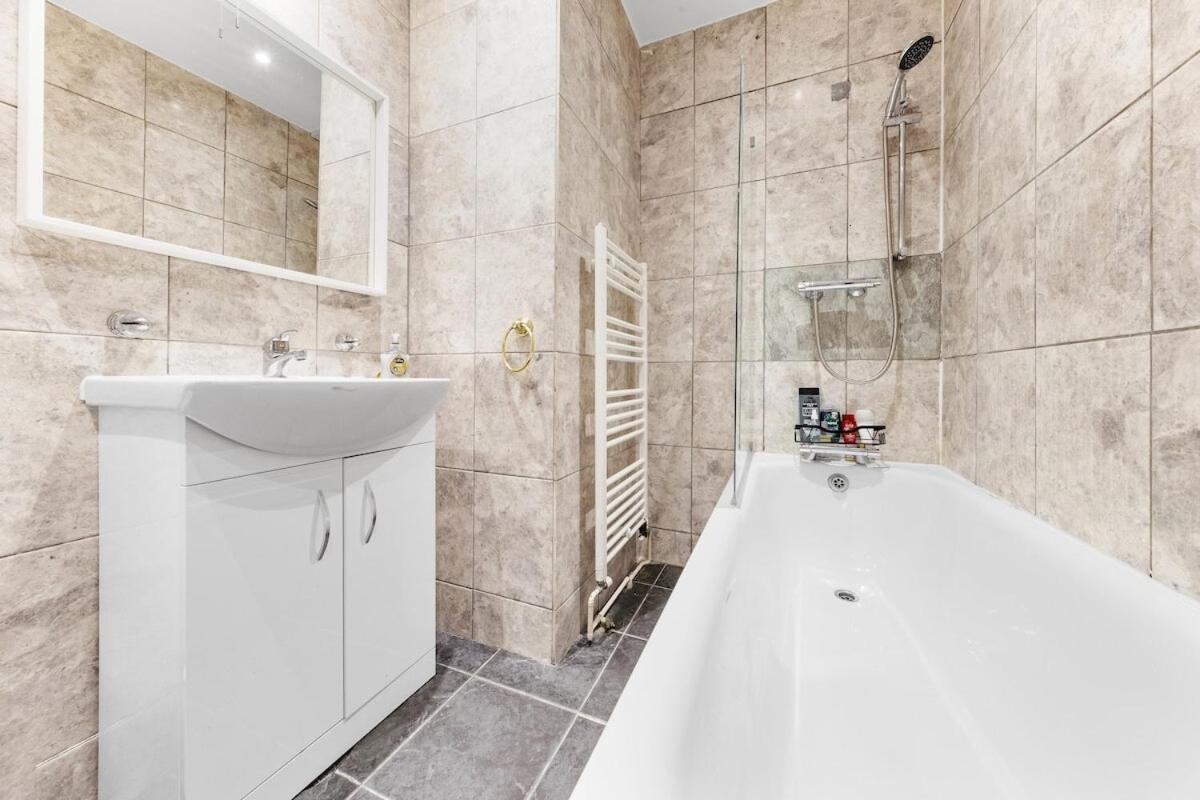 Apartamento Luxury 2 Bedroom Balcony Kensington Flat For 6 Near Harrods & Next To Station! Londres