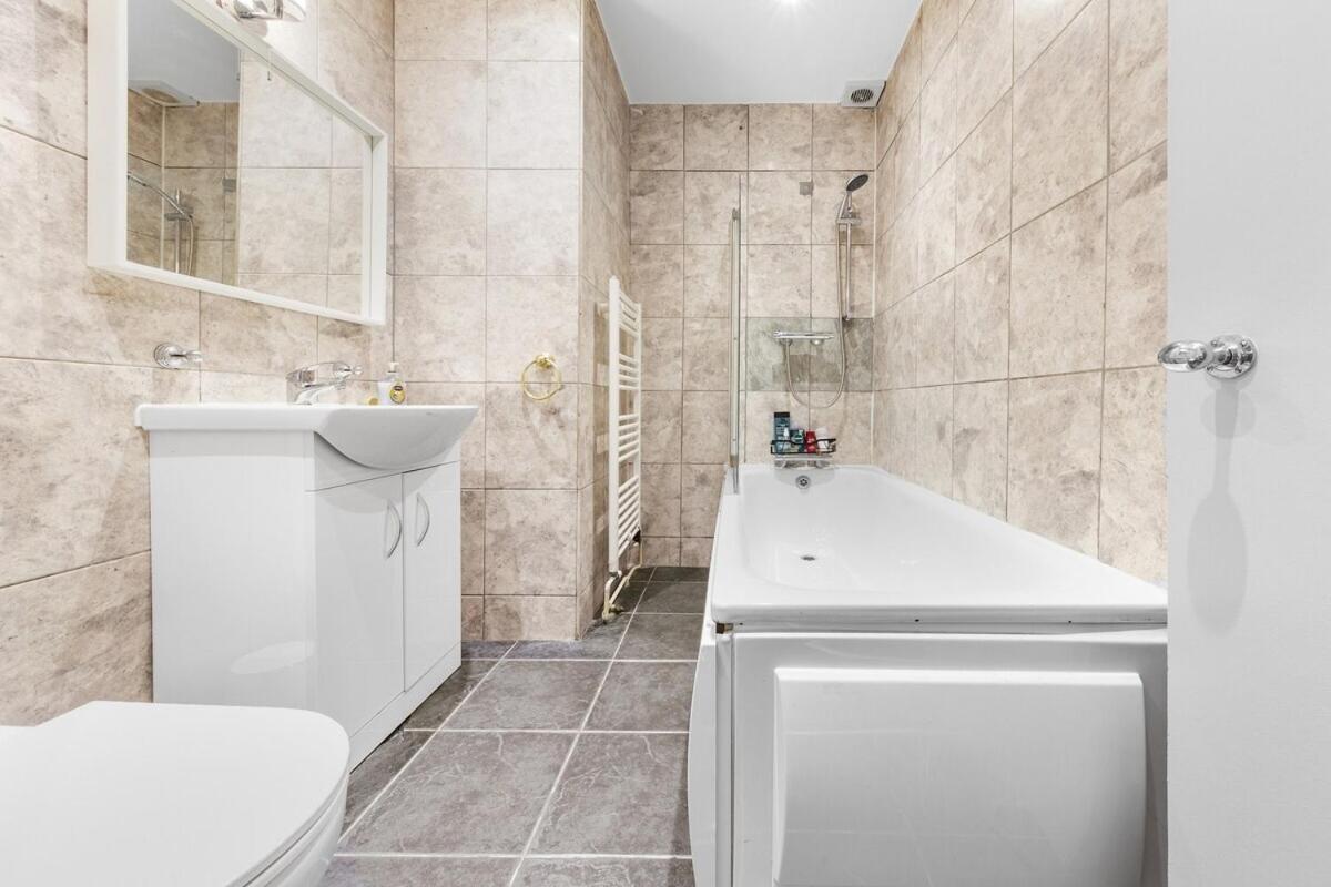 Luxury 2 Bedroom Balcony Kensington Flat For 6 Near Harrods & Next To Station! * Londres