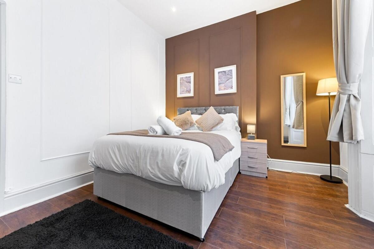 Apartamento Luxury 2 Bedroom Balcony Kensington Flat For 6 Near Harrods & Next To Station! *