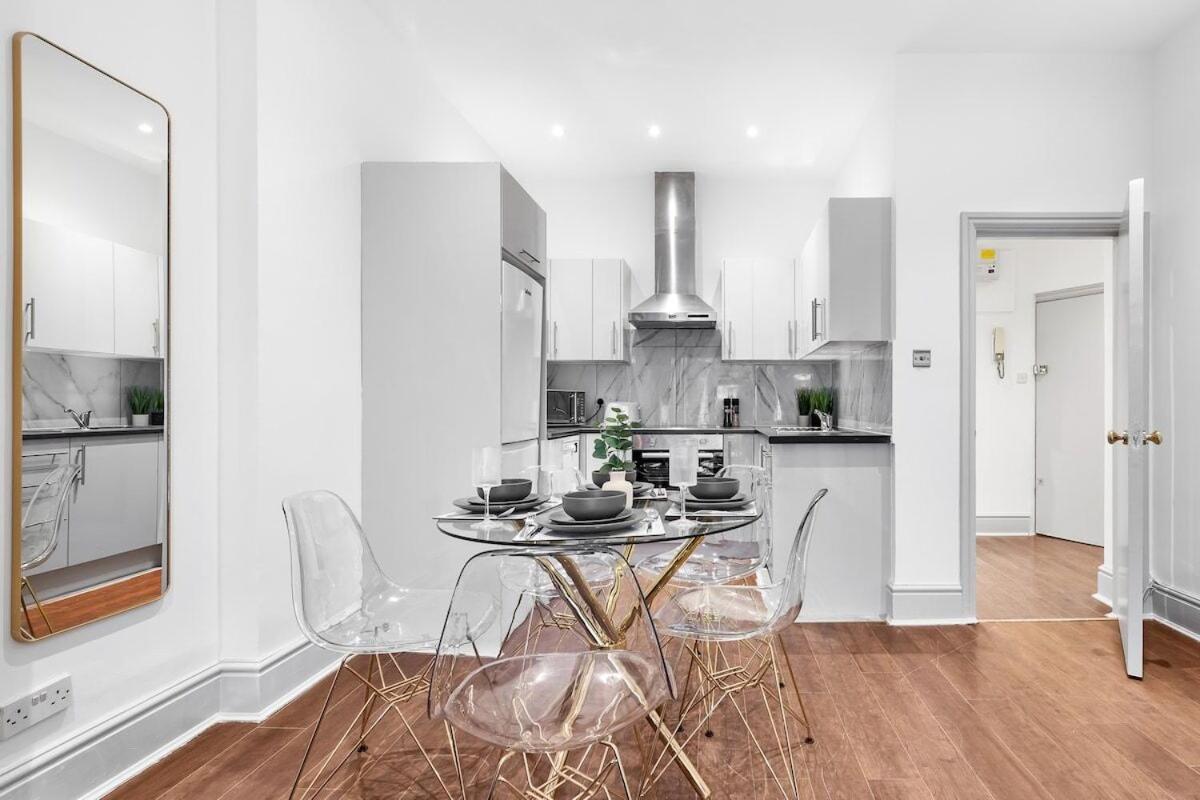 Luxury 2 Bedroom Balcony Kensington Flat For 6 Near Harrods & Next To Station! Apartamento Londres