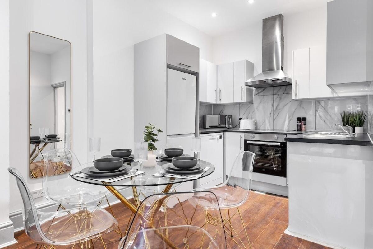 Apartamento Luxury 2 Bedroom Balcony Kensington Flat For 6 Near Harrods & Next To Station! Londres