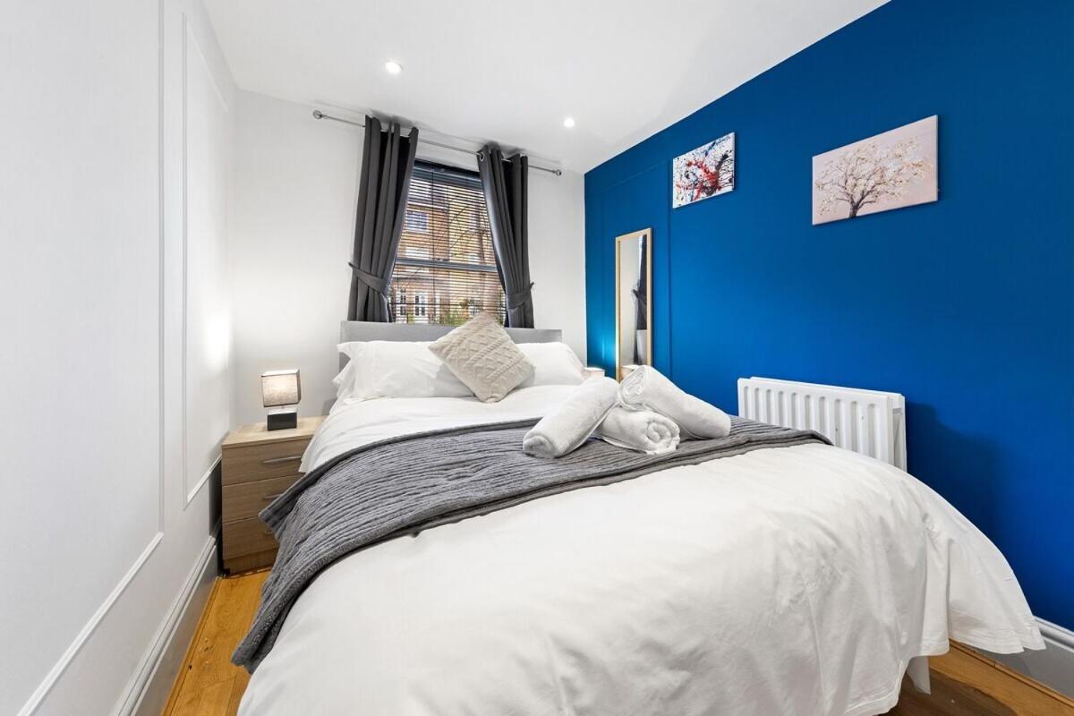 Luxury 2 Bedroom Balcony Kensington Flat For 6 Near Harrods & Next To Station! Londres