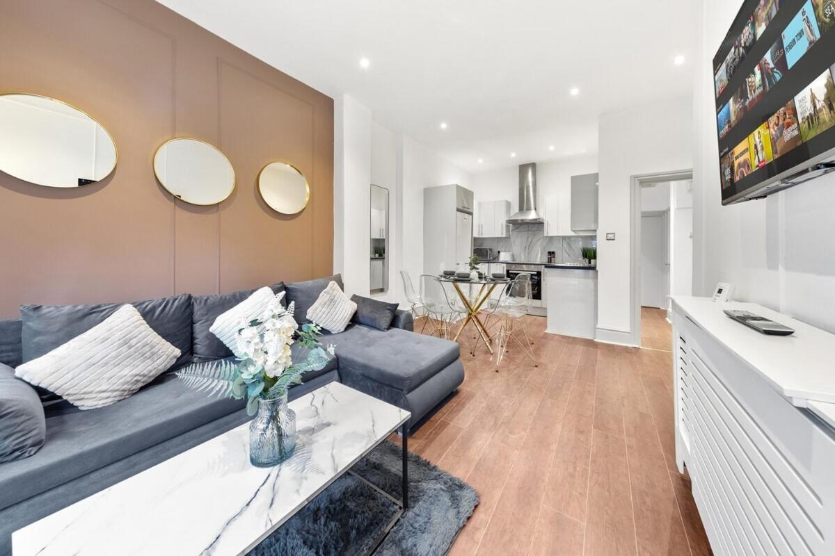Luxury 2 Bedroom Balcony Kensington Flat For 6 Near Harrods & Next To Station! * Londres