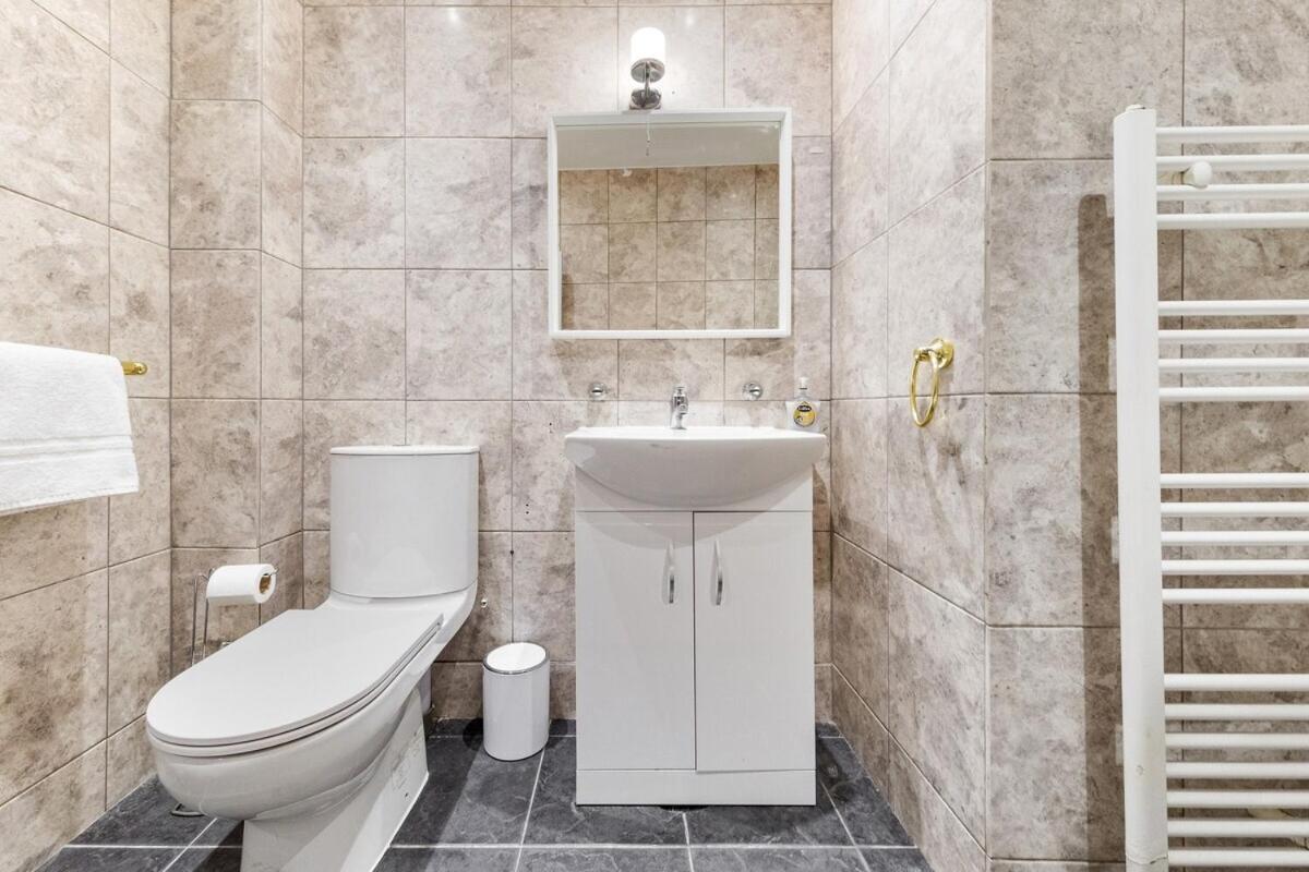 Luxury 2 Bedroom Balcony Kensington Flat For 6 Near Harrods & Next To Station! Apartamento *
