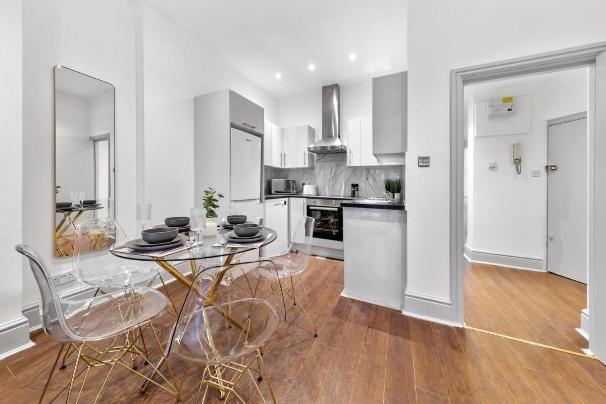 Luxury 2 Bedroom Balcony Kensington Flat For 6 Near Harrods & Next To Station! Londres