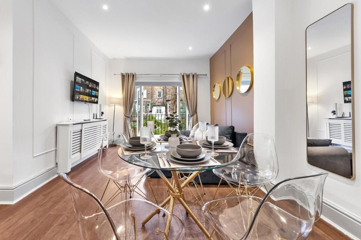 Apartamento Luxury 2 Bedroom Balcony Kensington Flat For 6 Near Harrods & Next To Station! Londres